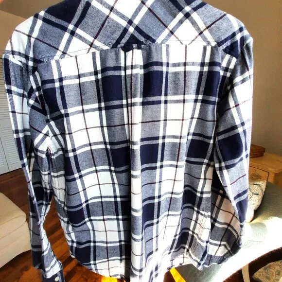 100% cotton Wilfred Free (Aritzia) Plaid Button-Up Shirt, Oversized for XS - Picture 5 of 6